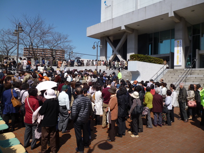 開場前に約５００名の行列ができました.JPG