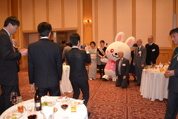 28年賀詞交歓会_会場と大使・シホタン.jpg