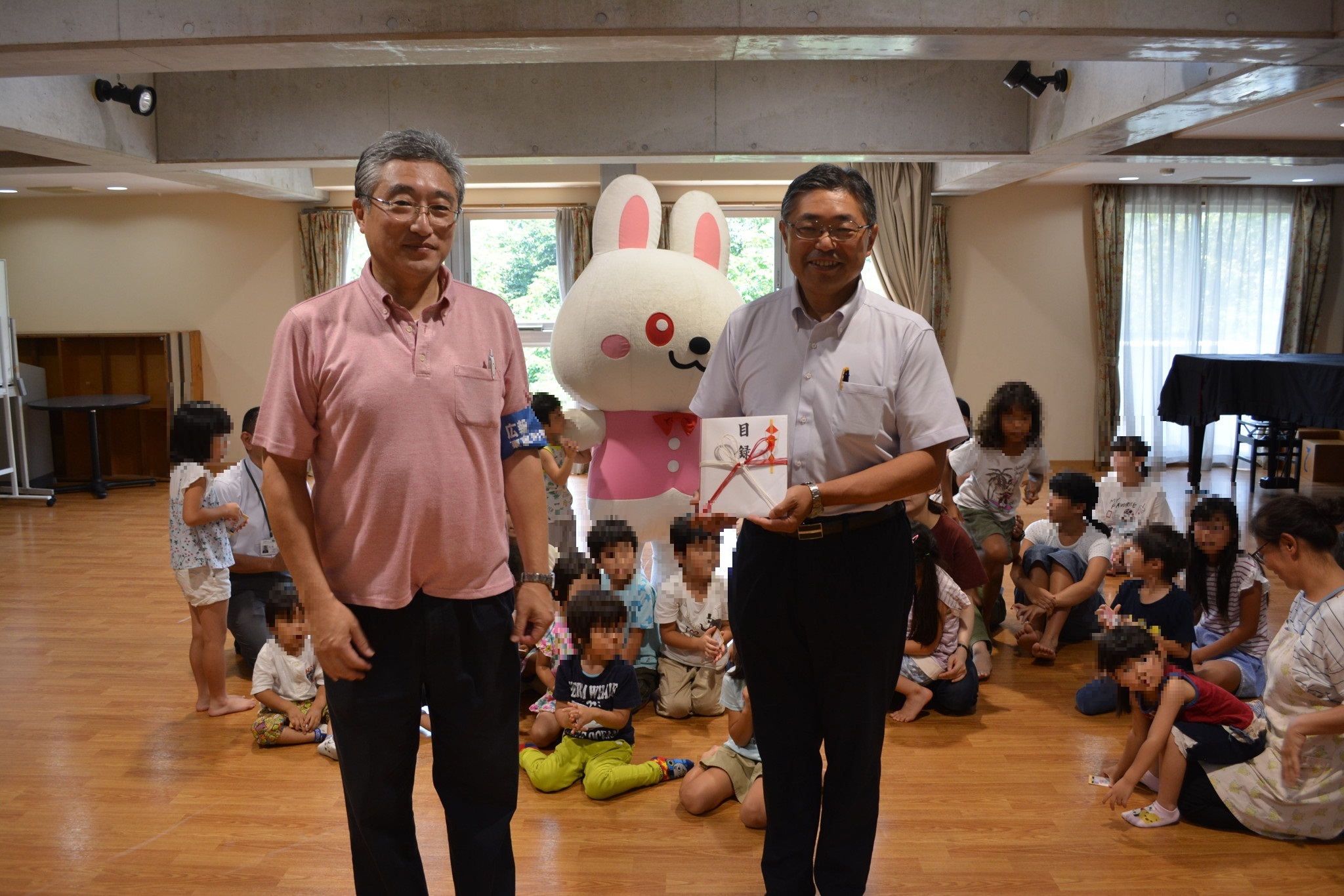 目録贈呈（至誠学園）.jpg
